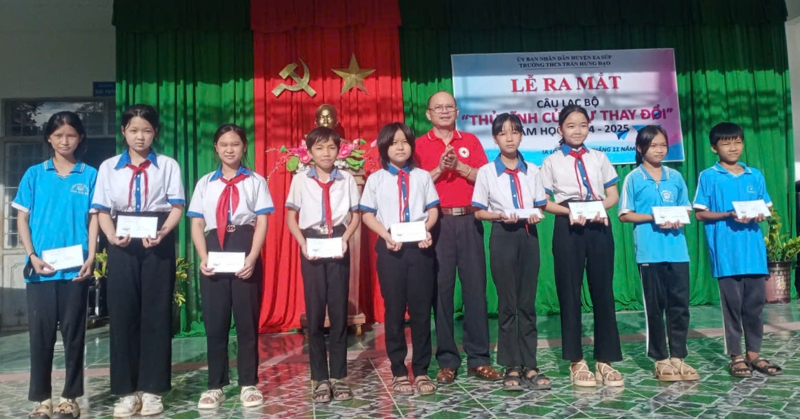đại diện Hội chữ thập đỏ huyện trao học bổng cho các em học Sinh
